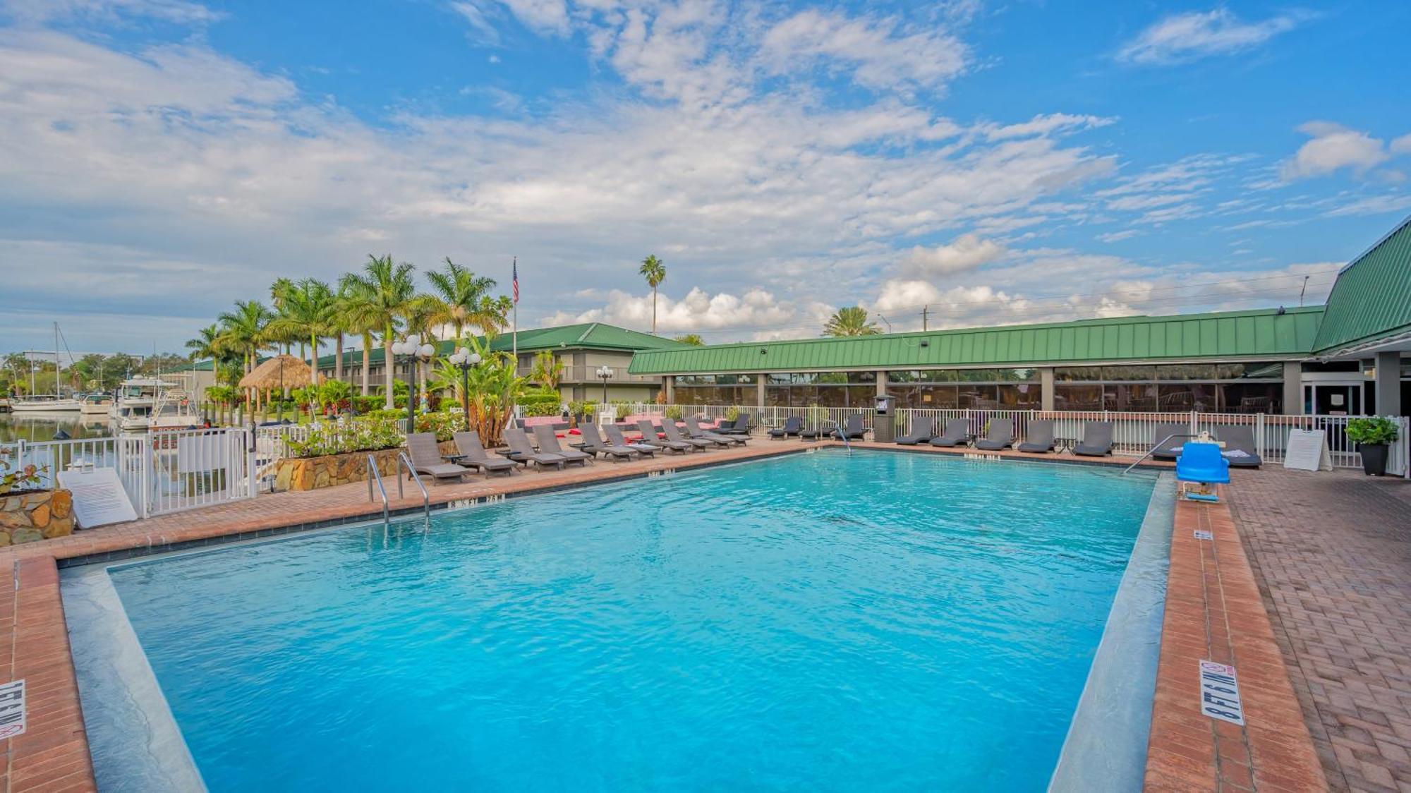 All-New Waterfront With Balcony,Pool,Tiki Bar,Gym Sarasota Bagian luar foto
